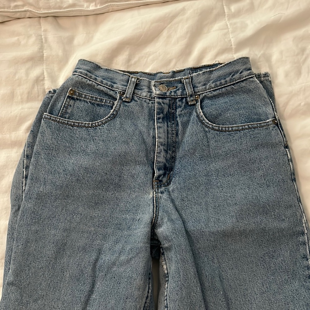 SUPER nice pair of mom jeans.